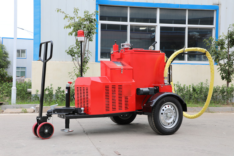 雨季未結(jié)束前，灌縫都是公路養(yǎng)護(hù)的主要工作