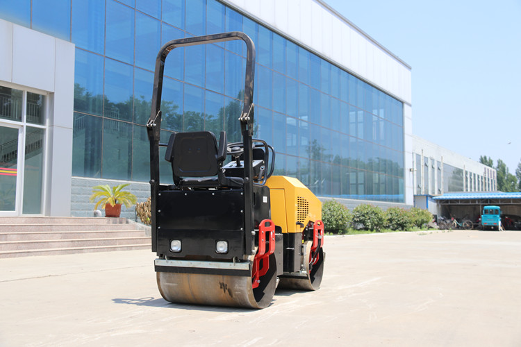 小型振動(dòng)壓路機(jī)，只使用不保養(yǎng)也是萬(wàn)萬(wàn)行不通的